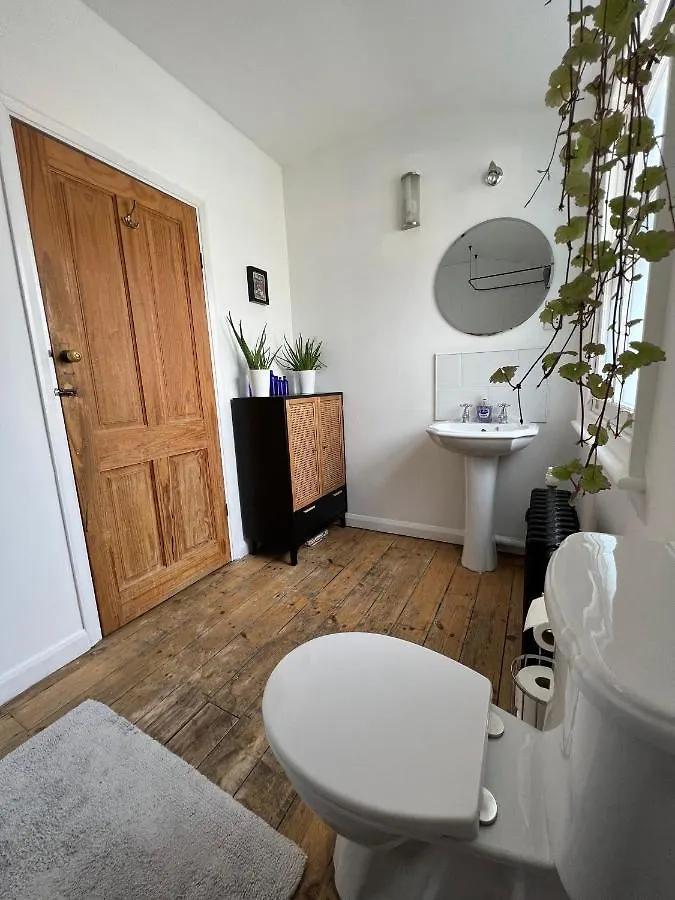 Room In Hackney London 0*,