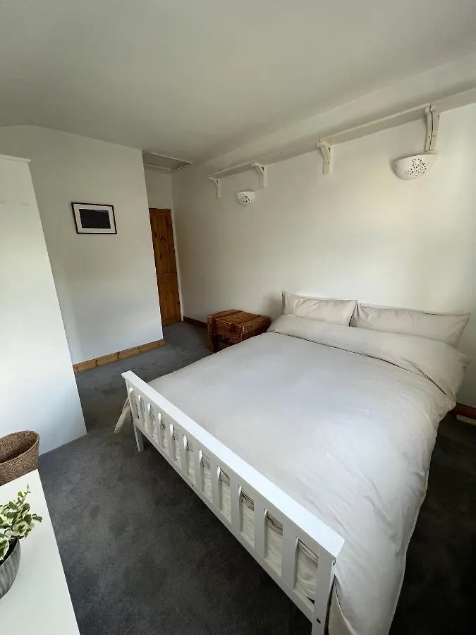 Room In Hackney contacts